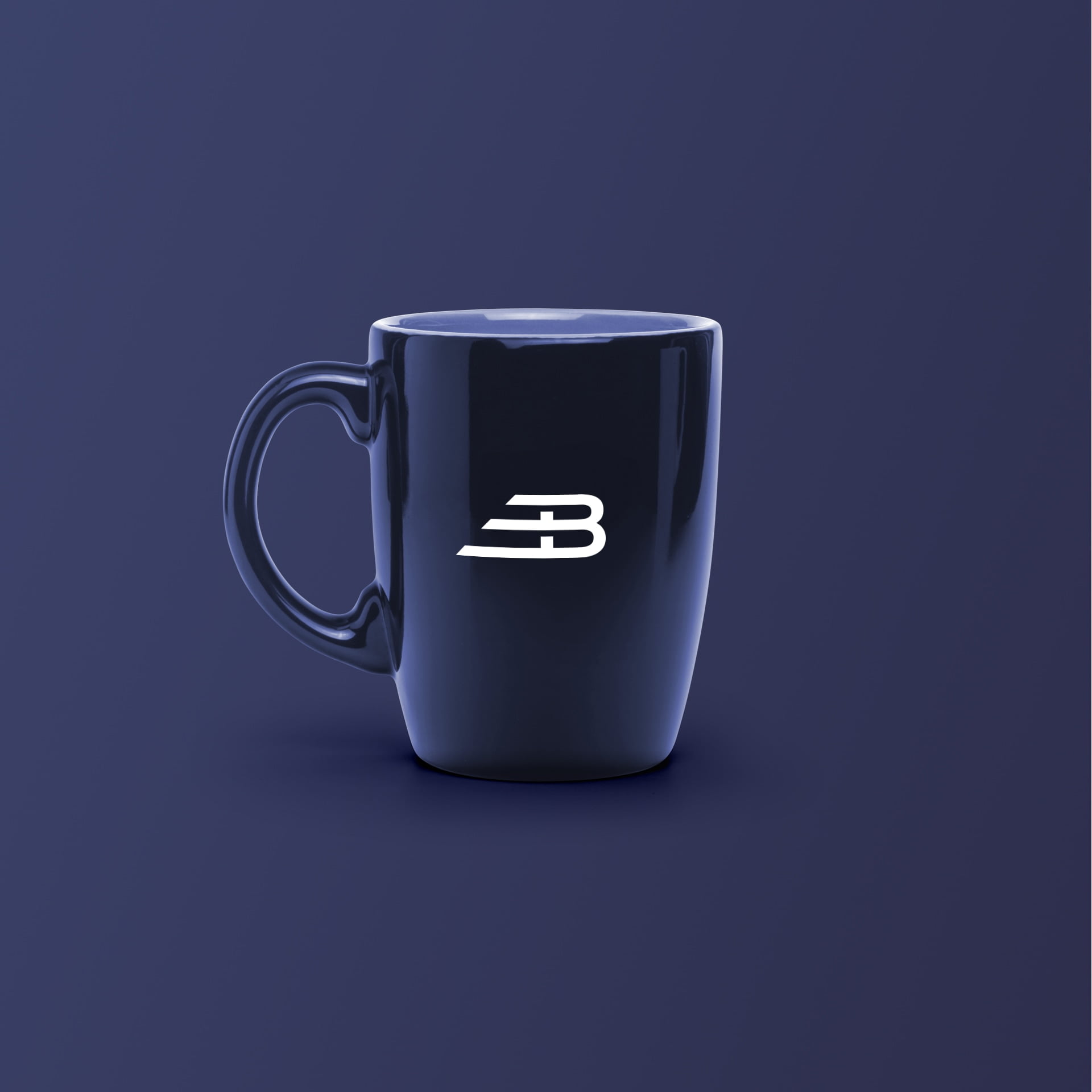 Een donkerblauwe Barini-mok met het witte B-zegel op de zijkant