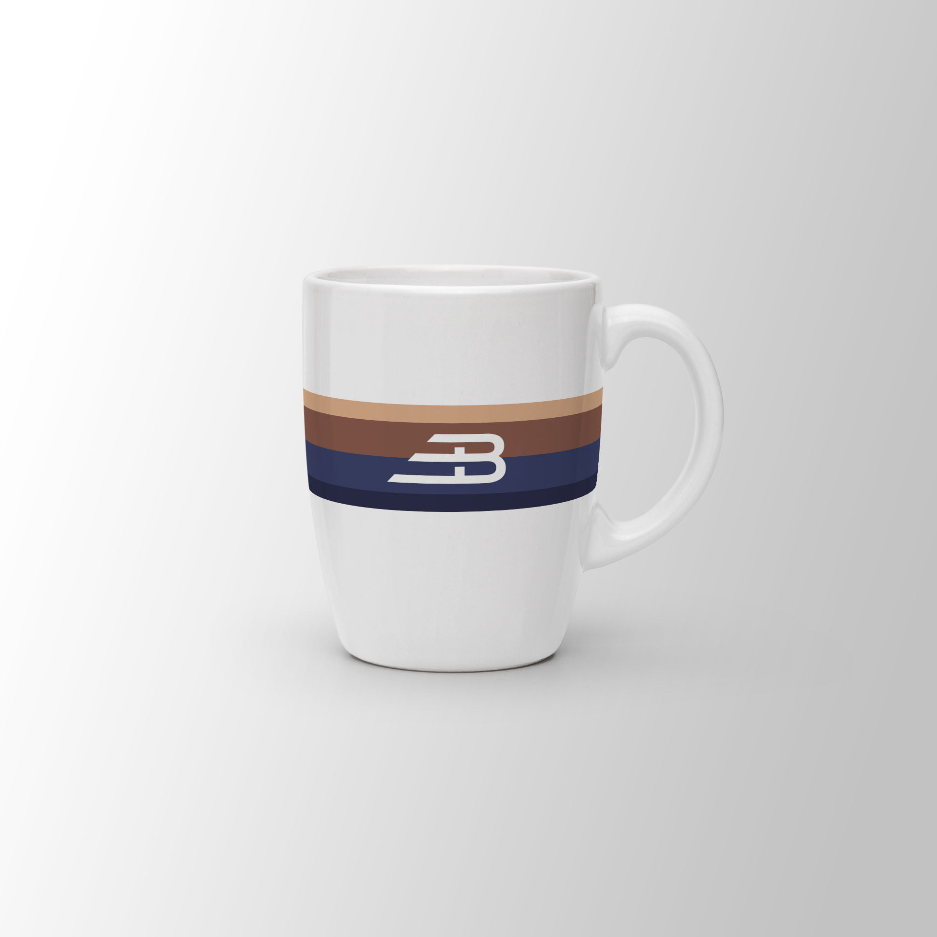 Een witte Barini-mok met het B-zegel op de zijkant op de vierkleurige striping