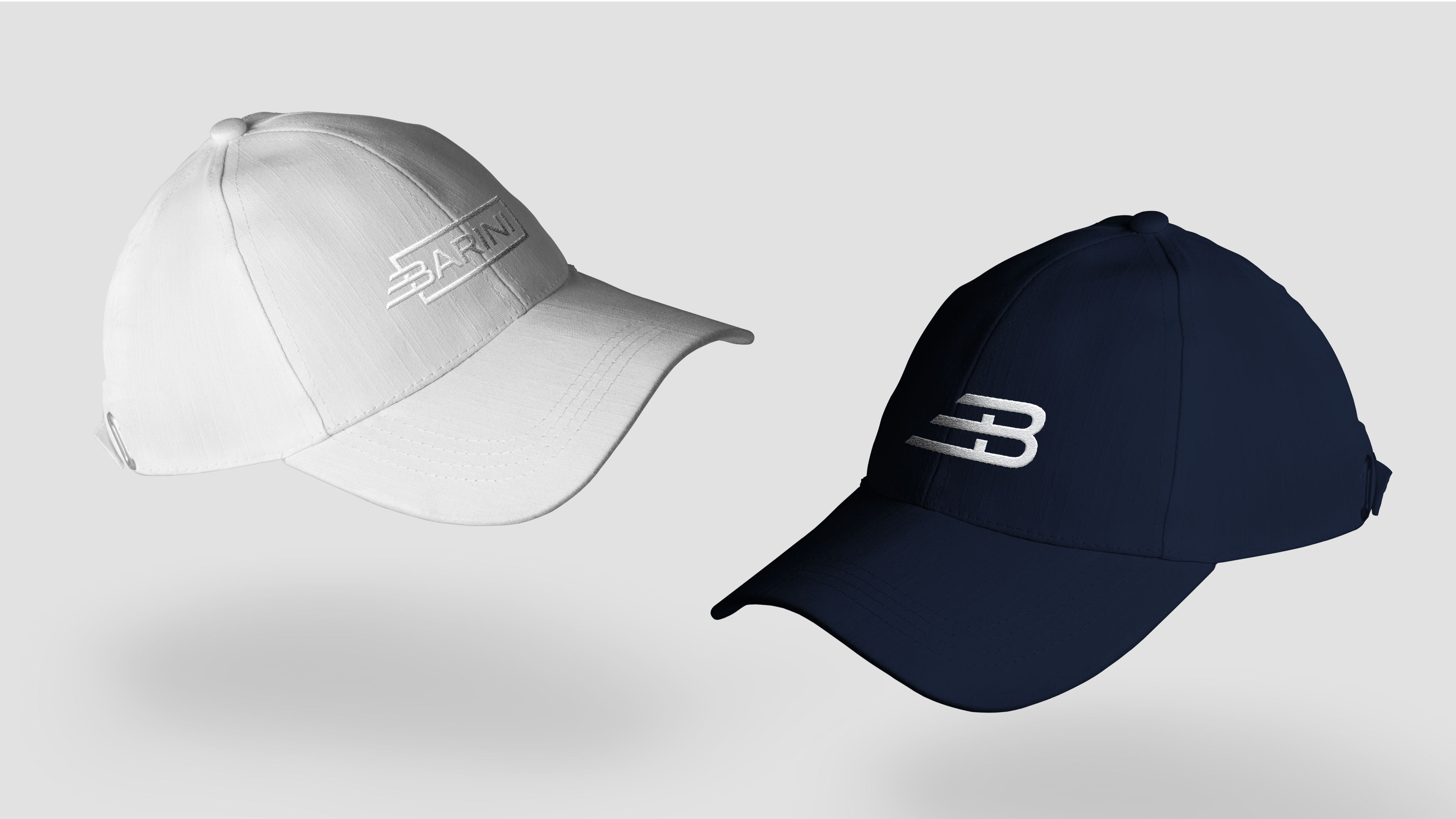 Een pet in het wit en donkerblauw met het Barini logo en het B-zegel erop