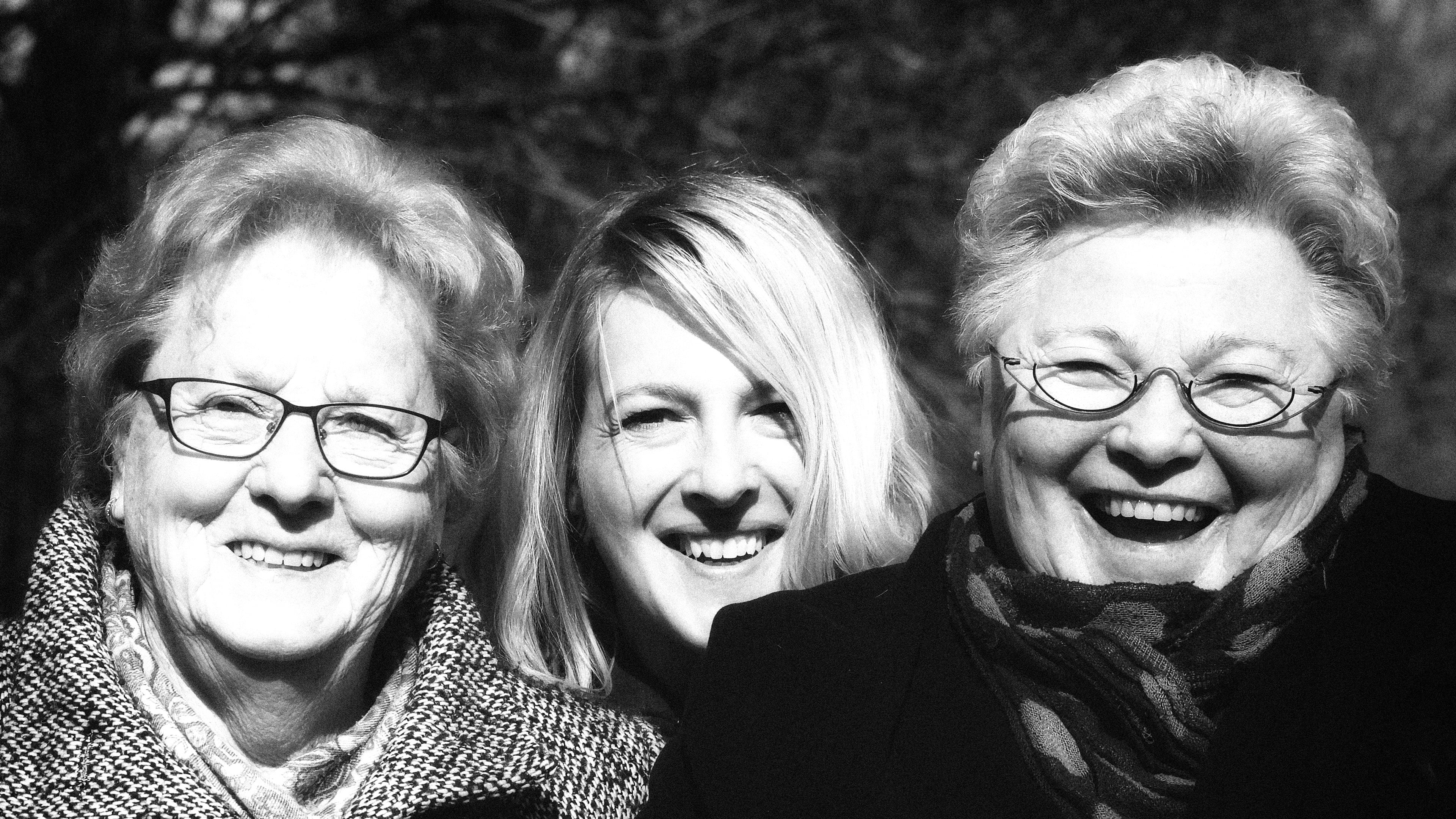 Zwart-wit portretfoto van Jennifer met twee bejaarde dames