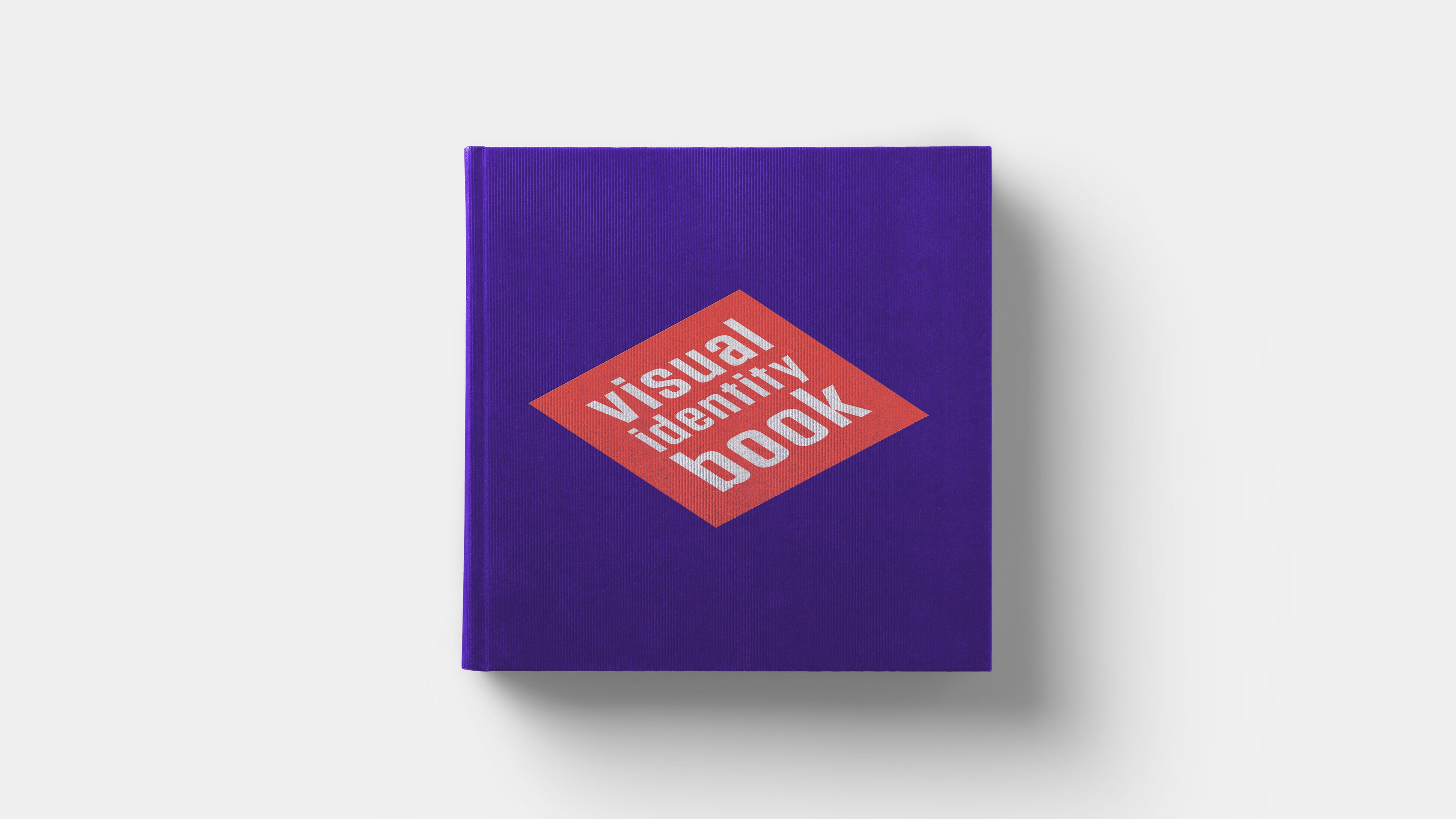 De voorkant van het identity book van Marcai in paarstinten met een koraalrood Marcai-logo op de voorkant.