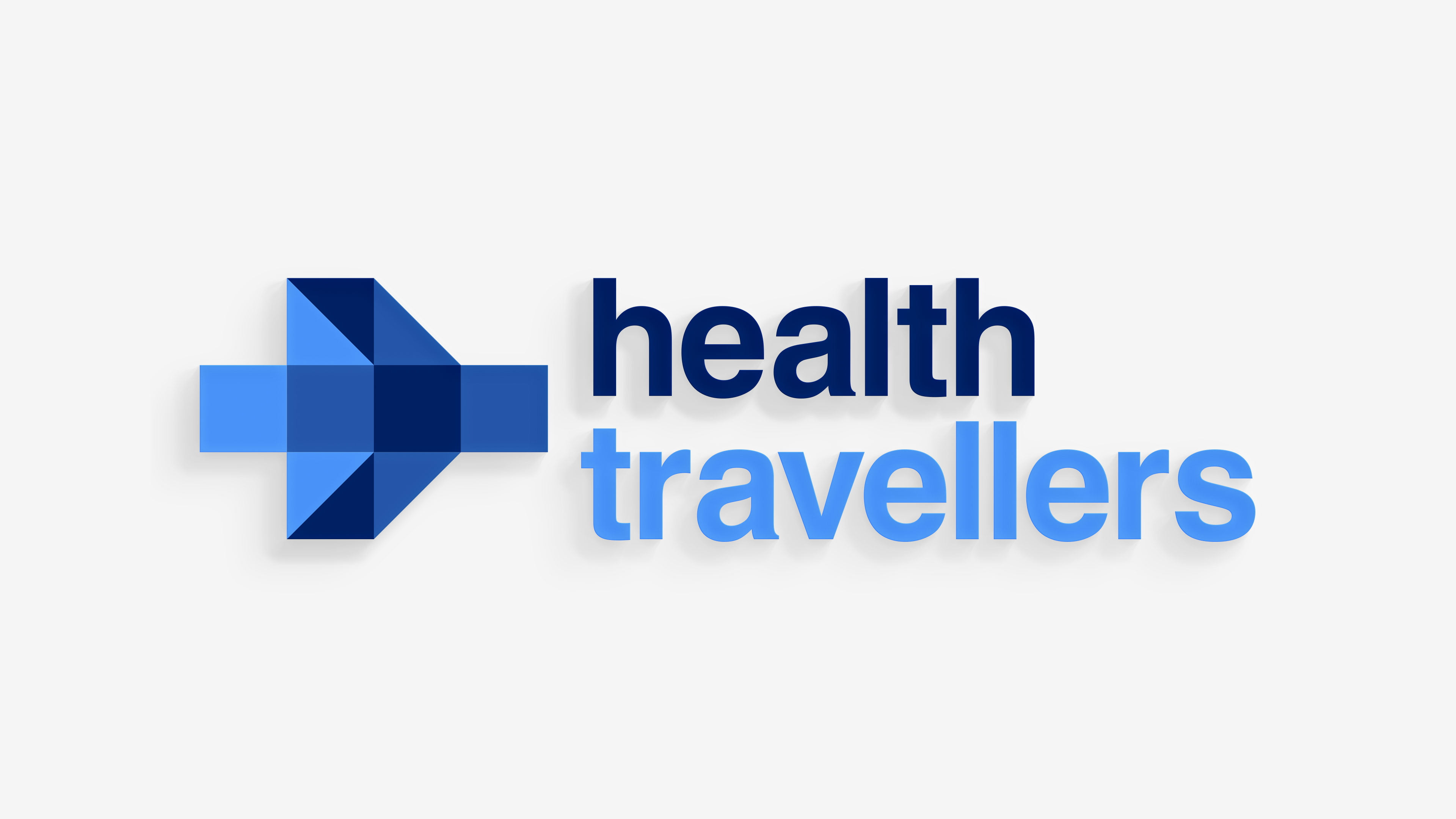 Het volledige logo van Health Travellers bestaande uit logo-embleem in drie blauwtinten en daarnaast de bedrijfsnaam met ‘Health’ in donkerblauw en ‘Travellers’ in lichtblauw direct daaronder.