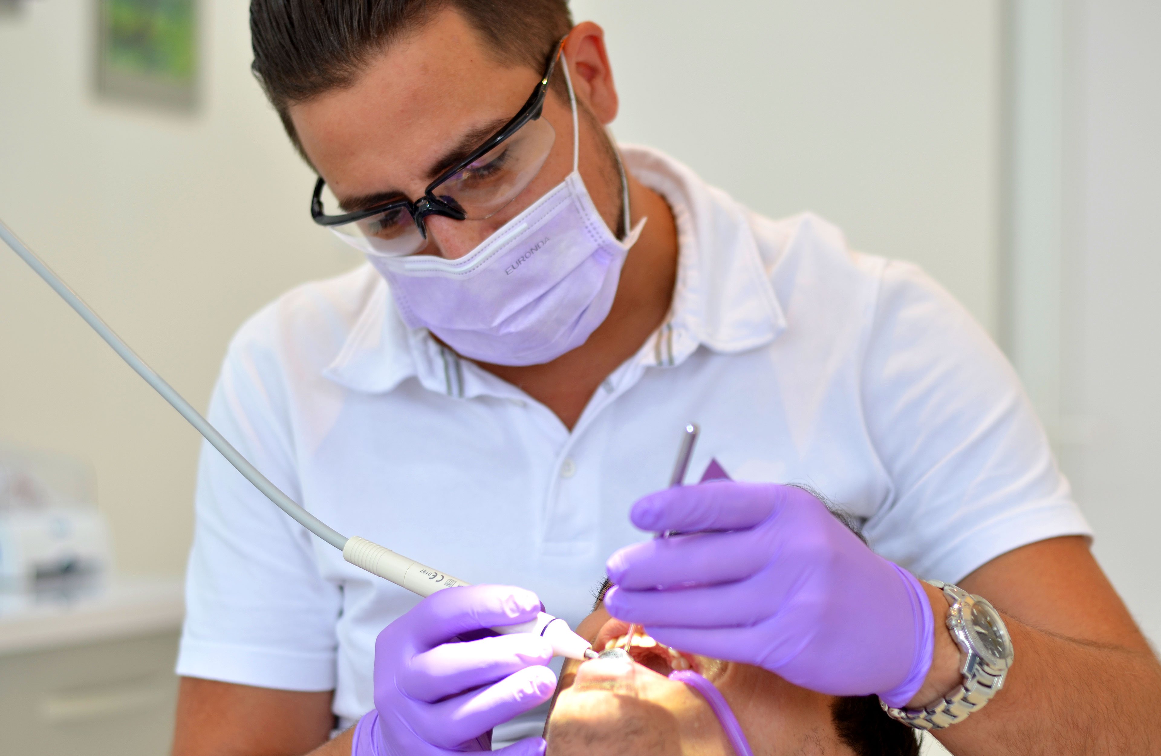 Dr. Tamás Fehervari behandelt een Health Travellers-klant in de tandartsstoel.