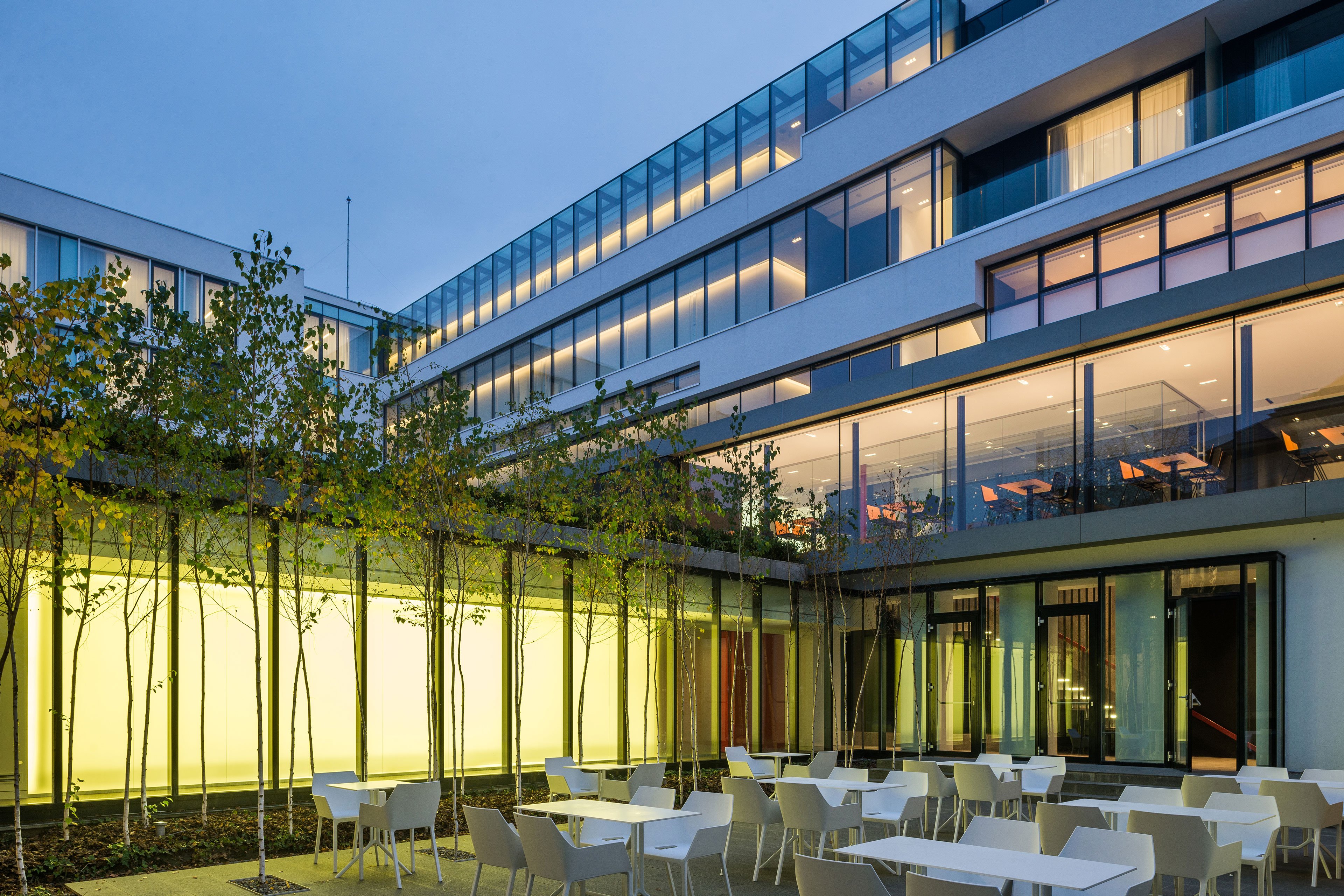 De binnenplaats van Hotel Privo in de schemering.