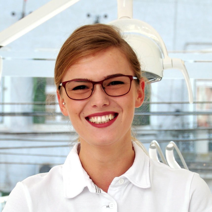 Alexandra Paula Sărmăşan, de tandartsassistente van Health Travellers.