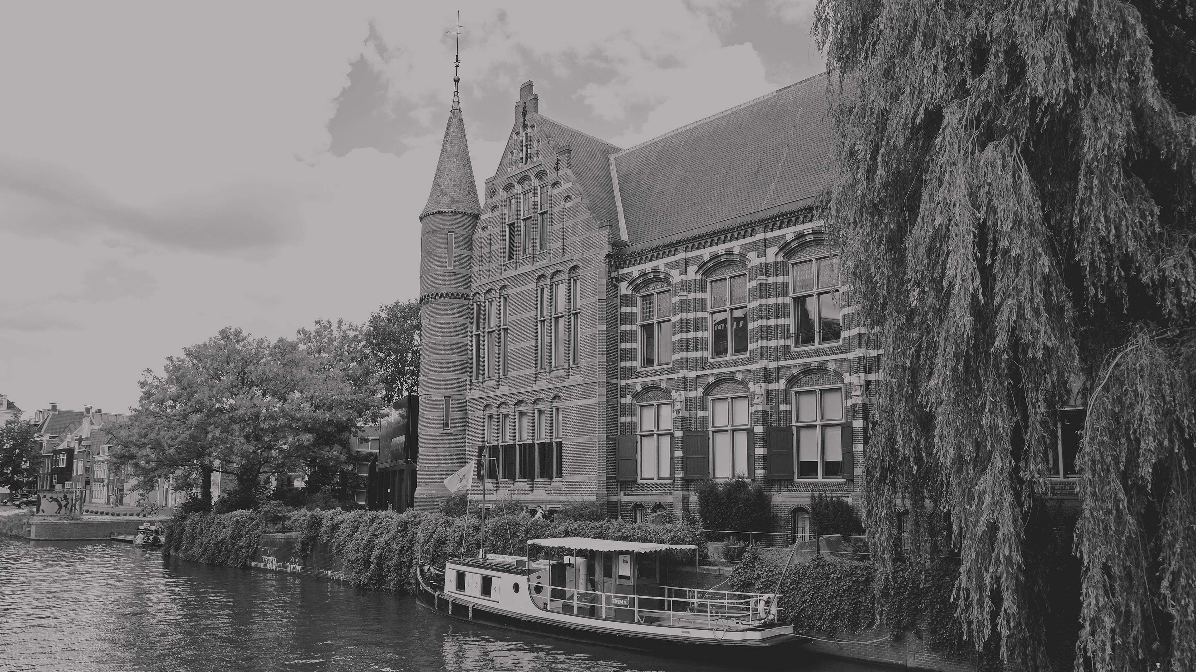 Zwart-witfoto van het Oude Groninger Museum.