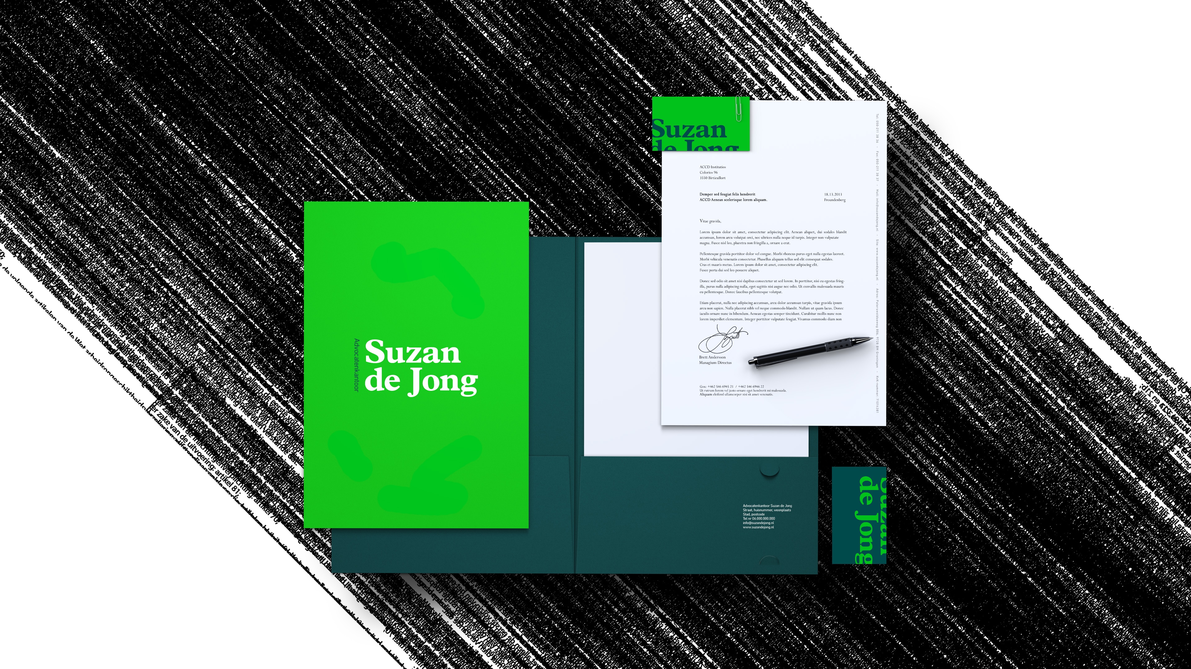 Huisstijl drukwerk van Advocatenkantoor Suzan de Jong op een zwart patroon.