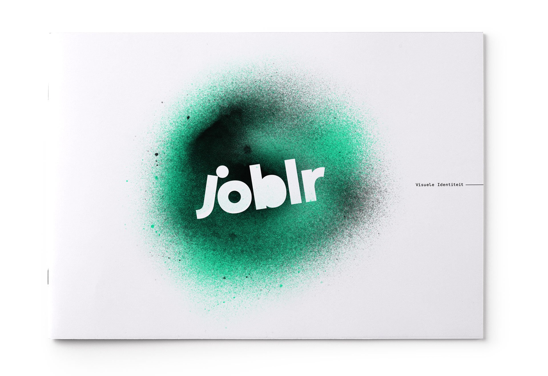 Het kaft van het boekje dat de visuele identiteit van Joblr omschrijft met daarop het Joblr-logo in het wit te midden van een explosie van groene en zwarte inkt.
