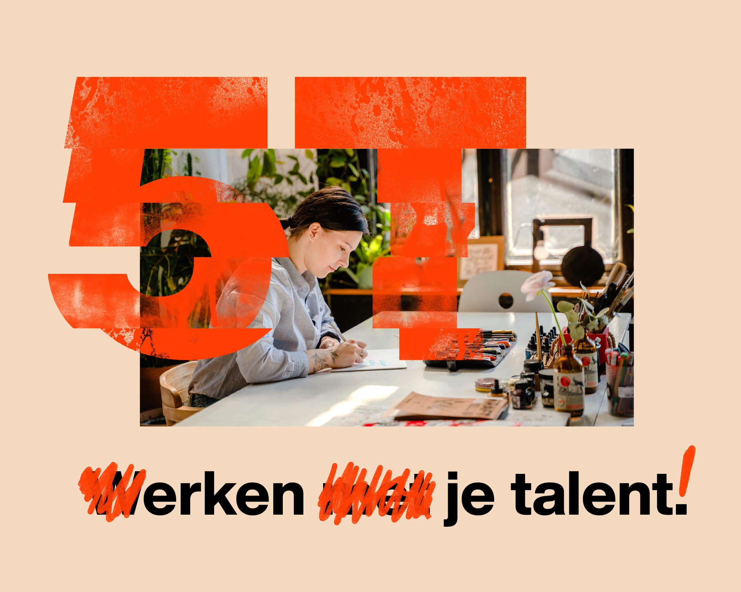 Een conceptposter met het 5T-monogram in verfstreken over een foto van een ontwerpster.