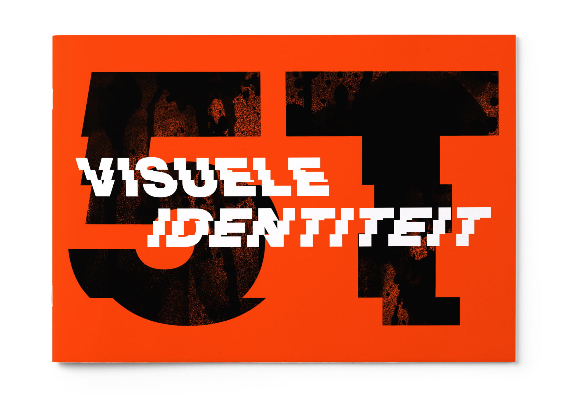 Het kaft van het boekje dat de visuele identiteit van 5Talenten omschrijft met daarop het 5Talenten-logo in zwarte verfstreken. En daar overheen staat het woord ‘Visuele Identiteit’ in het wit, dat net als het logo in verschillende horizontale repen lijkt te zijn geknipt.