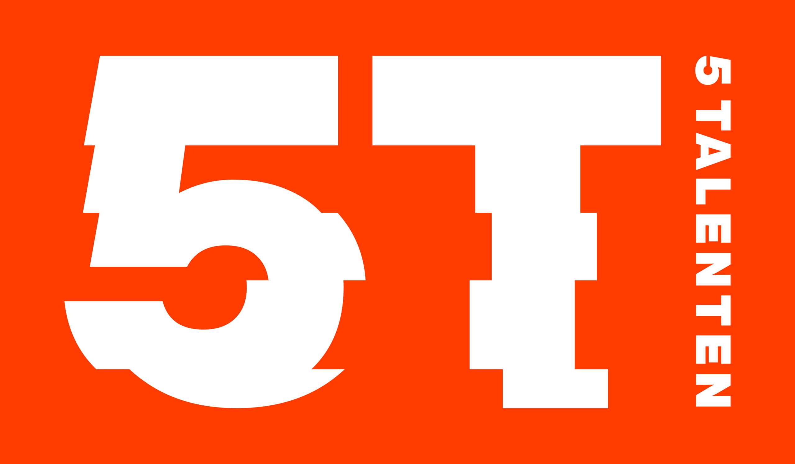 Het uitgewerkte logo van 5Talenten in het wit op een oranje achtergrond.