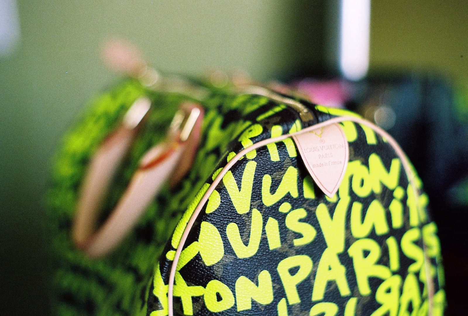 Een tas van Louis Vuitton gebaseerd op het werk van Stephen Sprouse.