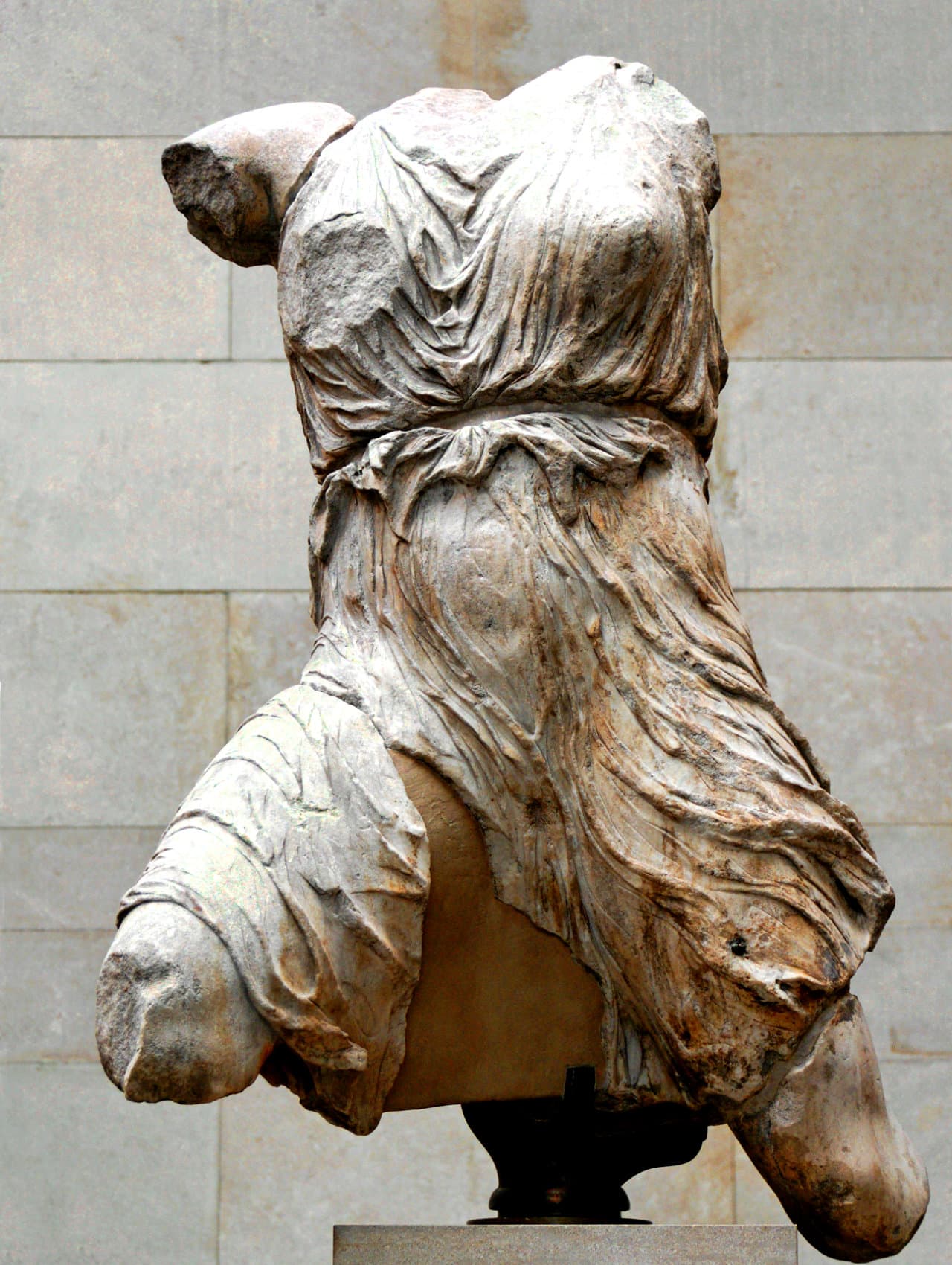 Marmeren (torso) beeld van Iris, de gevleugelde godin en boodschapper van de goden. Ca. 447–433 BC.