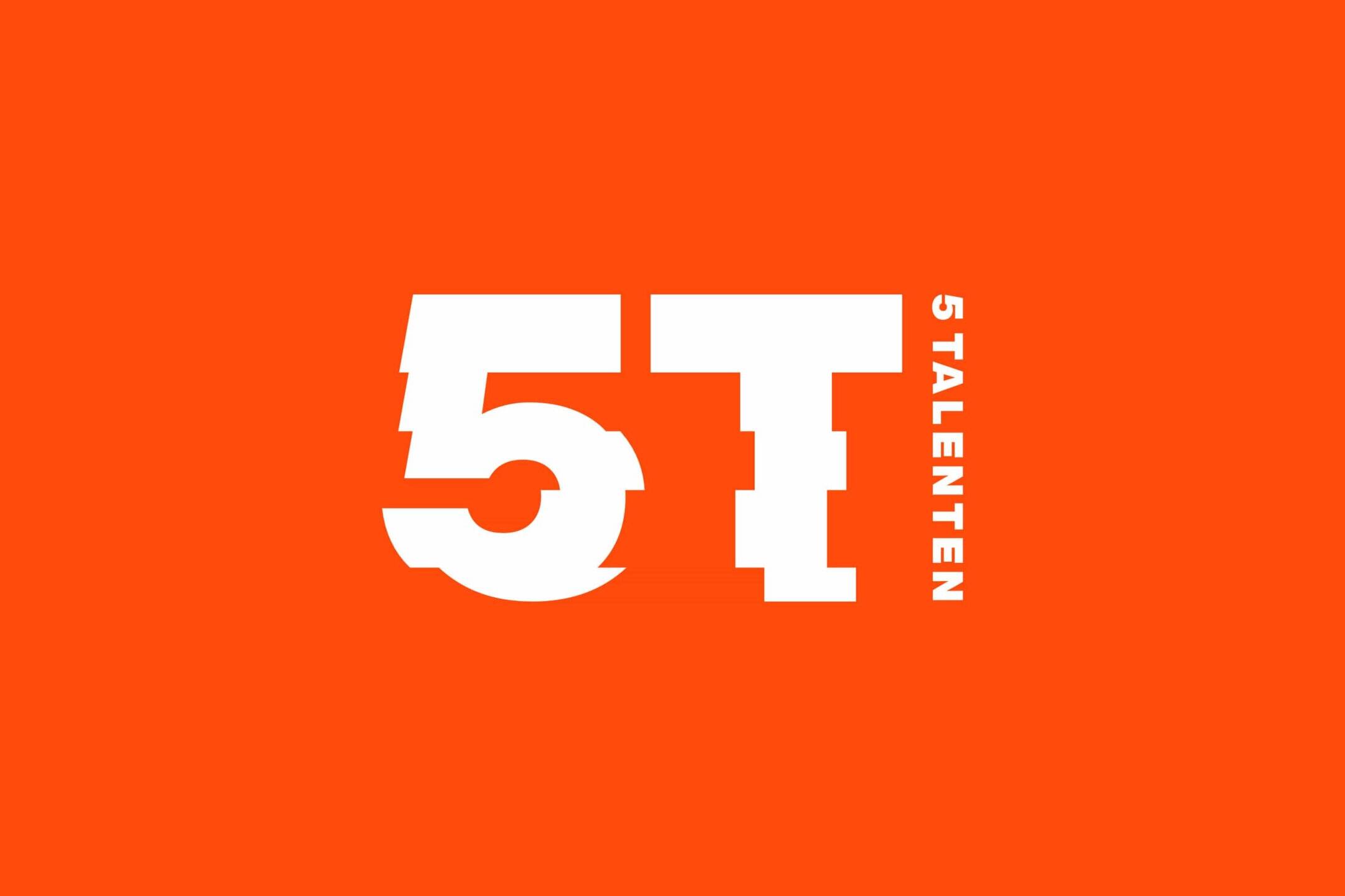 Het logo van 5Talenten. De initialen ‘5T’ zijn opgeknipt in horizontale repen en ten opzichte van elkaar verschoven.
